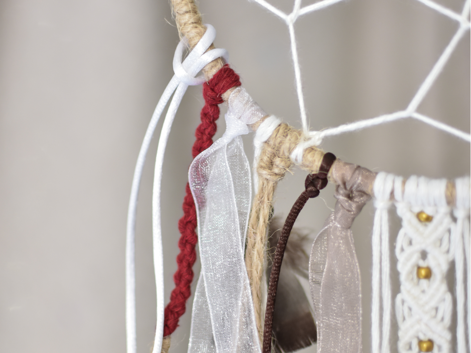 Composition divisée en deux : à gauche, une chambre de soin tamisée avec un lit violet invitant à la détente ; à droite, un gros plan sur le tissage complexe d'un attrape-rêves utilisant des cordes blanches et rouges.