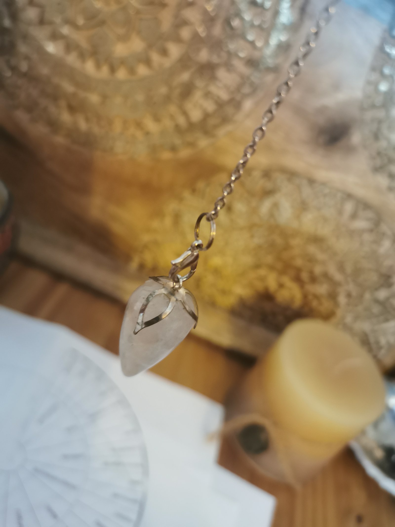 Pendule en cristal de roche sur bois pour séance de soin énergétique Ydezoo.