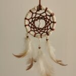 Parure Nomade acajou et écru avec plumes de poules et breloque chat