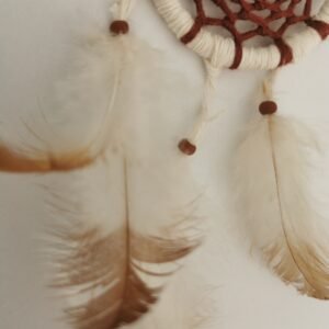 Parure Nomade acajou et écru avec plumes de poules et breloque chat