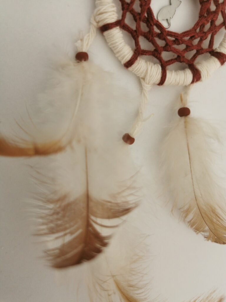 Parure Nomade acajou et écru avec plumes de poules et breloque chat