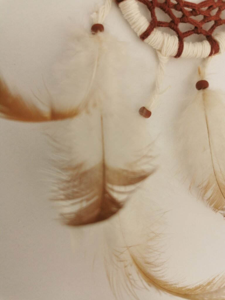 Parure Nomade acajou et écru avec plumes de poules et breloque chat