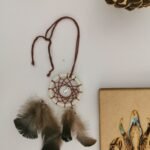 Parure Nomade acajou et écru avec plumes de dindon