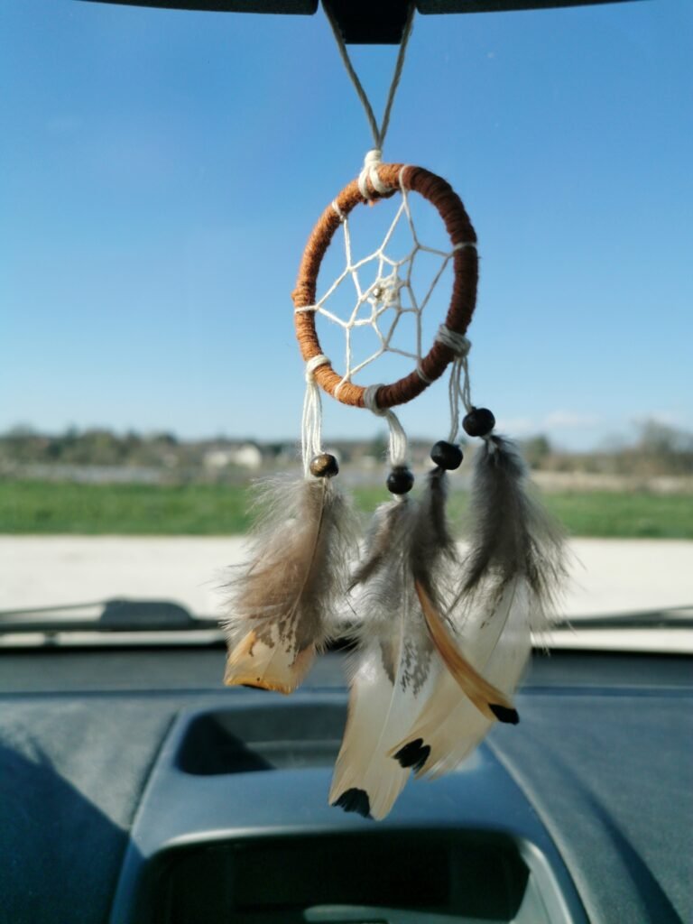 Attrape-rêves artisanal Roussette avec plumes de faisans tachetées.