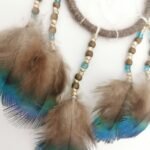 Attrape-rêves plumes de paon et canard irisé Entre-Mondes Parure Nomade