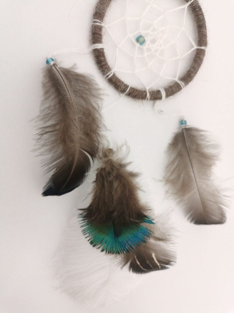 Attrape-rêves plumes de paon et canard irisé Entre-Mondes Parure Nomade