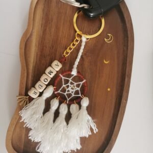 Porte-clé Votum Compagnon Nomade avec perles en bois mot Amour et pompons blancs.