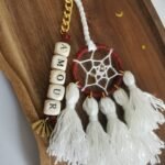 Porte-clé Votum Compagnon Nomade avec perles en bois mot Amour et pompons blancs.