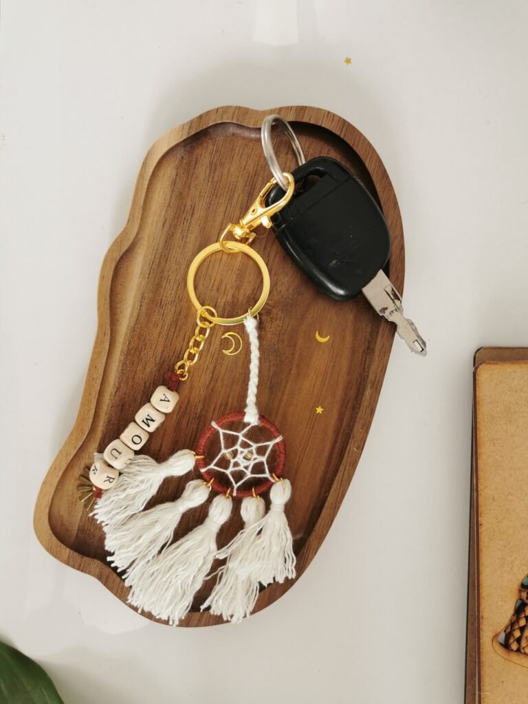 Porte-clés attrape-rêves bordeaux et blanc avec breloques dorées et perles 'AMOUR'