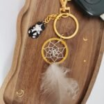 Porte-clés attrape-rêves curry avec plume et breloque chat noir et blanc