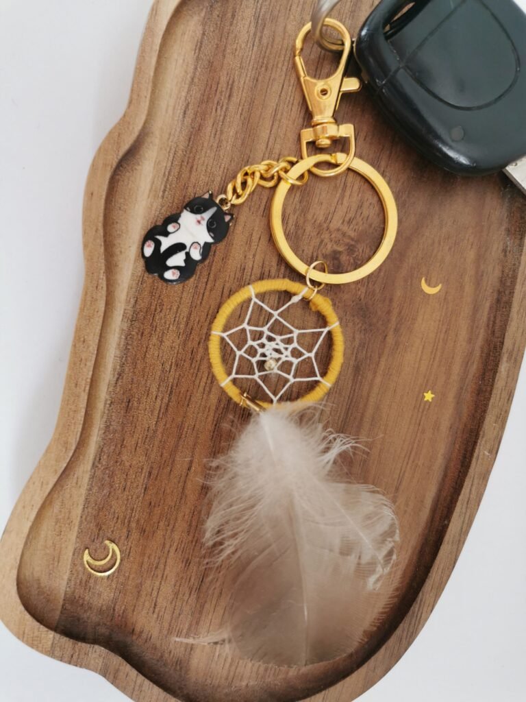 Porte-clés attrape-rêves curry avec plume et breloque chat noir et blanc