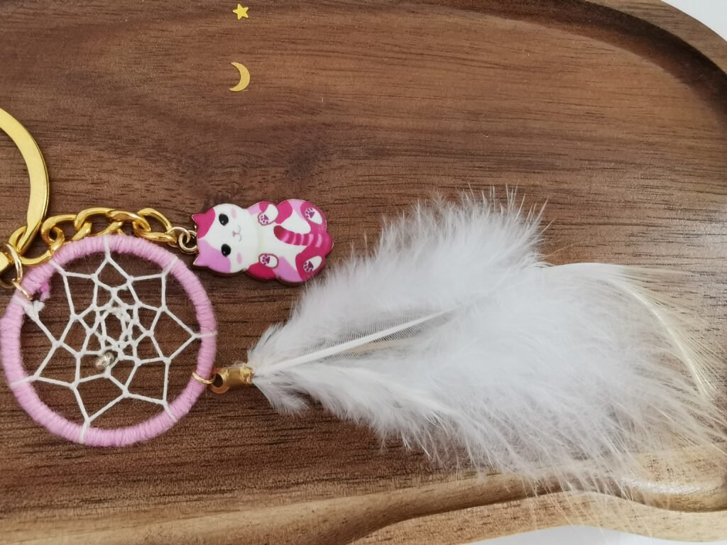 Porte-clés attrape-rêves rose avec plume et breloque chat rose