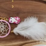 Porte-clés attrape-rêves rose avec plume et breloque chat rose