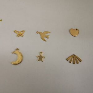 Assortiment de breloques dorées pour attrape-rêves : papillon ajouré, hirondelle en vol, cœur plein, croissant de lune, étoile à cinq branches et éventail rayonnant