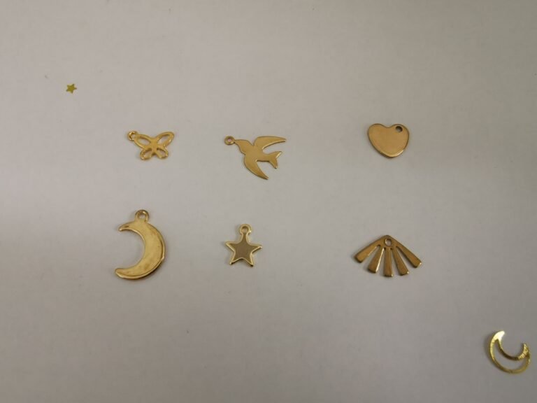 Assortiment de breloques dorées pour attrape-rêves : papillon ajouré, hirondelle en vol, cœur plein, croissant de lune, étoile à cinq branches et éventail rayonnant