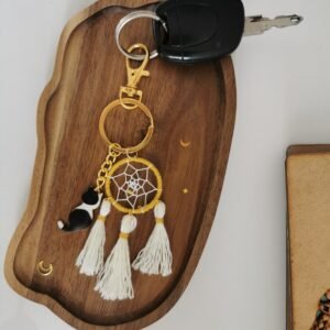 Porte-clés attrape-rêves curry et blanc ,, pompons blanc et breloque chat sur socle en bois.
