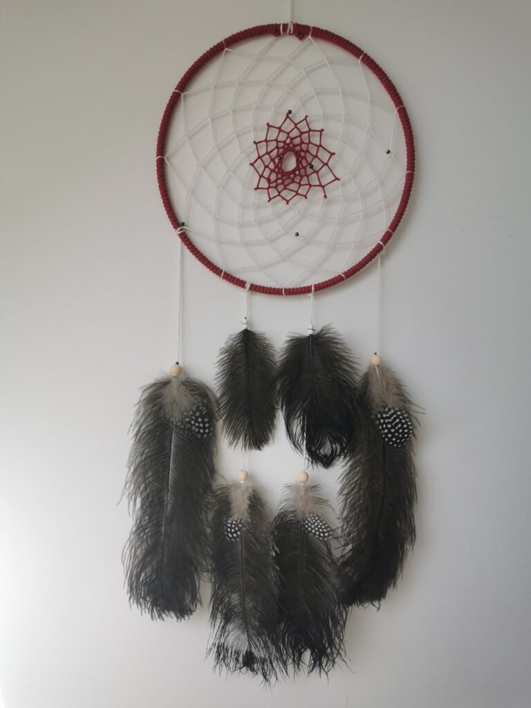 Attrape-rêves zen Souffle Pulsant de 25 cm avec tissage étoile rouge et grandes plumes d'autruche.