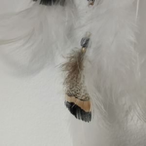 Plumes naturelles de finition de faisan (2 cm) et duvet de poule blanc suspendues sous l'attrape-rêves de voiture "Zéphyr".