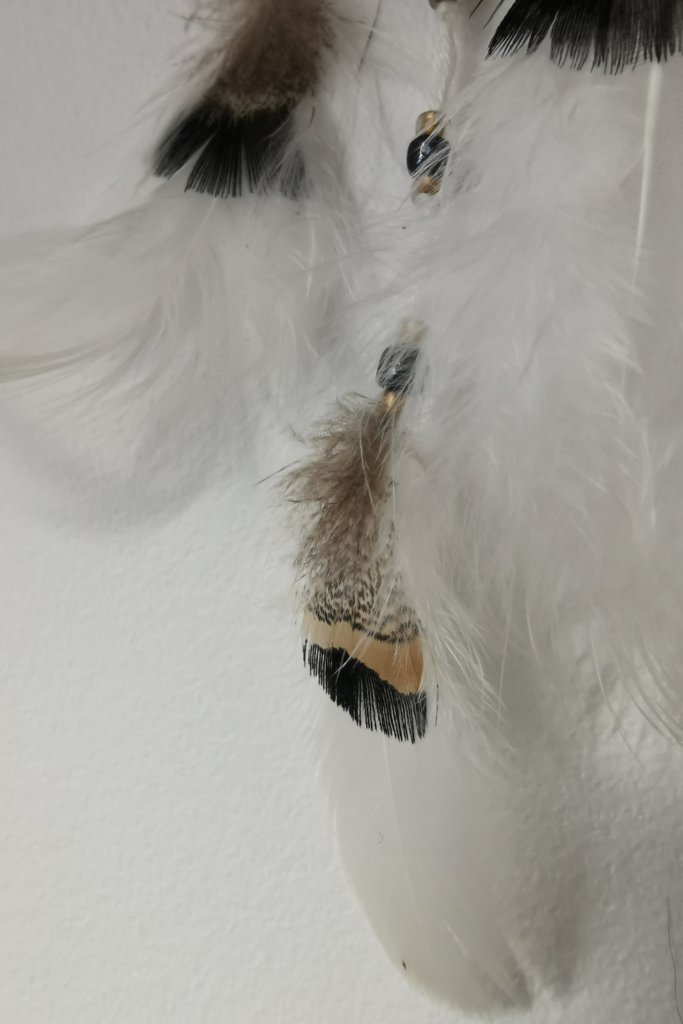 Plumes naturelles de finition de faisan (2 cm) et duvet de poule blanc suspendues sous l'attrape-rêves de voiture "Zéphyr".