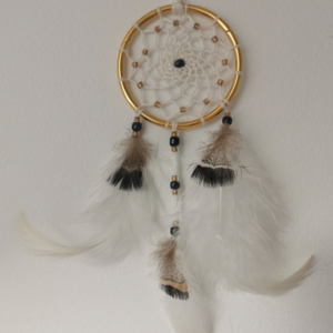 Petit attrape-rêves de rétroviseur élégant "Zéphyr" de 5 cm, fait main par Yudreami, avec un anneau doré et un tissage en fil de bambou crème.