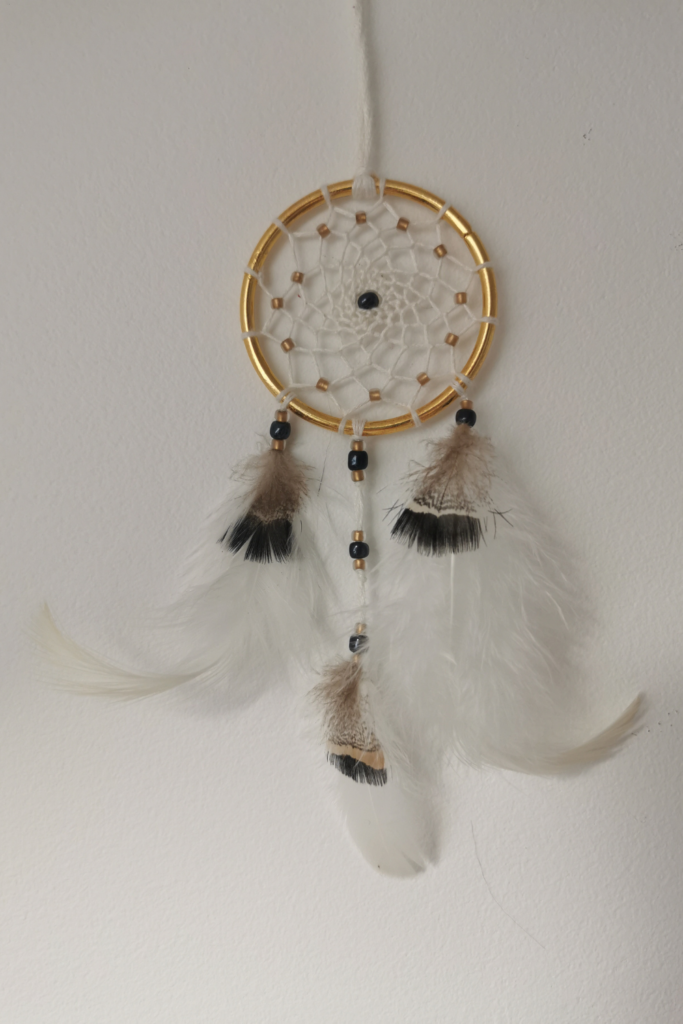 Petit attrape-rêves de rétroviseur élégant "Zéphyr" de 5 cm, fait main par Yudreami, avec un anneau doré et un tissage en fil de bambou crème.
