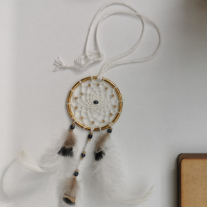 Petit attrape-rêves de rétroviseur élégant "Zéphyr" de 5 cm, fait main par Yudreami, avec un anneau doré et un tissage en fil de bambou crème.